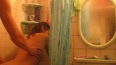 Молодая парочка трахается в ванной