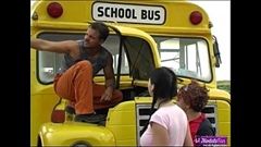 Две молодые школьницы трахают счастливого водителя автобуса
